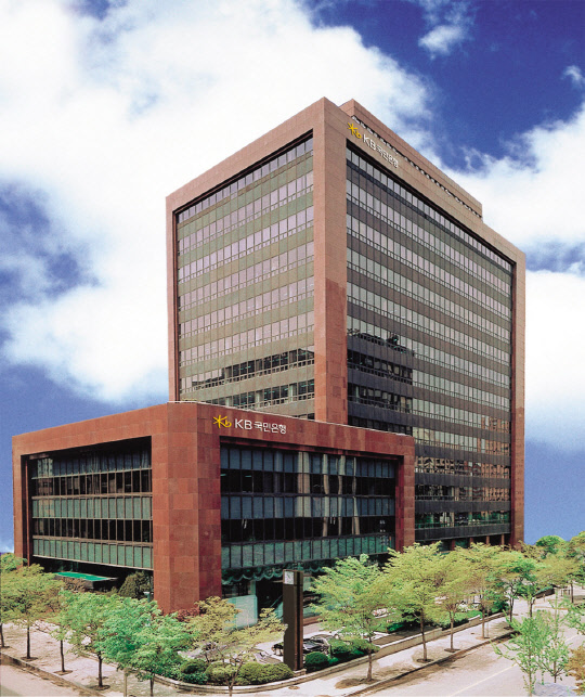 국민은행이 기준금리 인상에 따른 대출자 이자 부담 완화를 위해 주택 관련 대출 금리 인하에 나선다고 밝혔다. 국민은행 제공